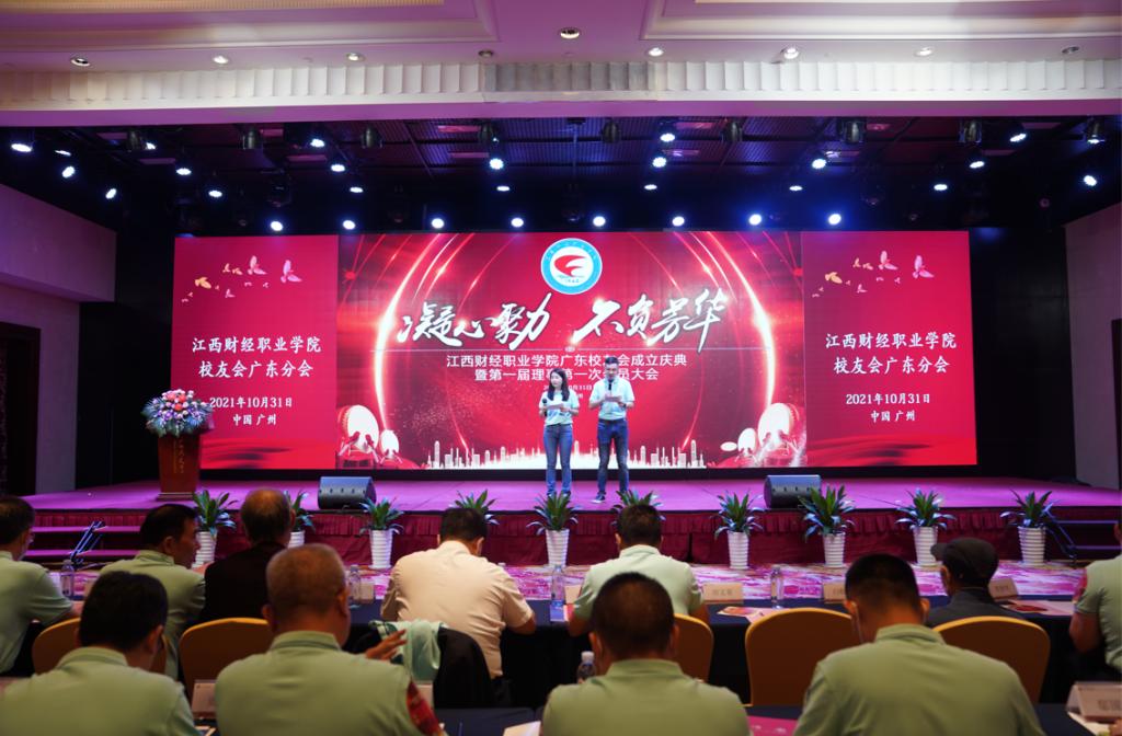 舞台上有一群人在餐厅里低可信度描述已自动生成