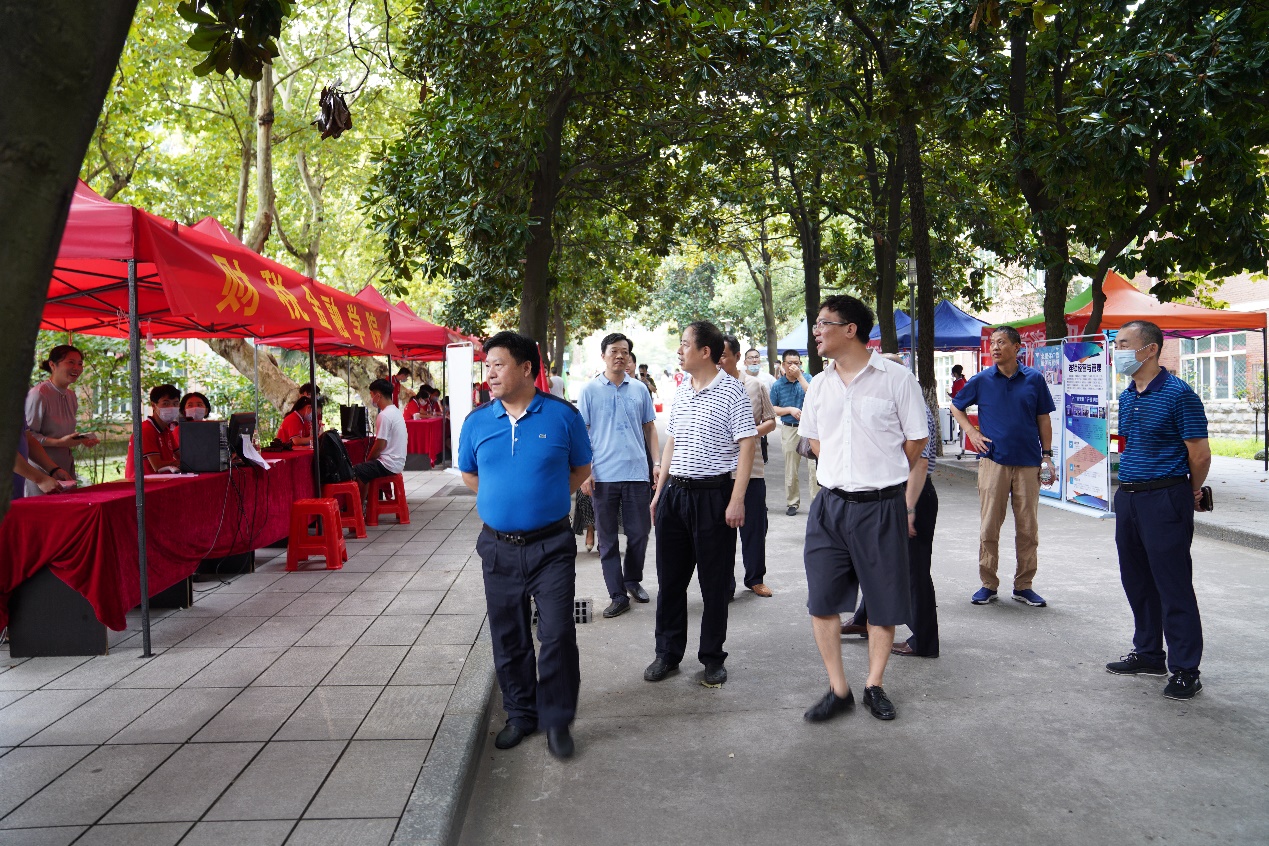 一群人在街道上描述已自动生成